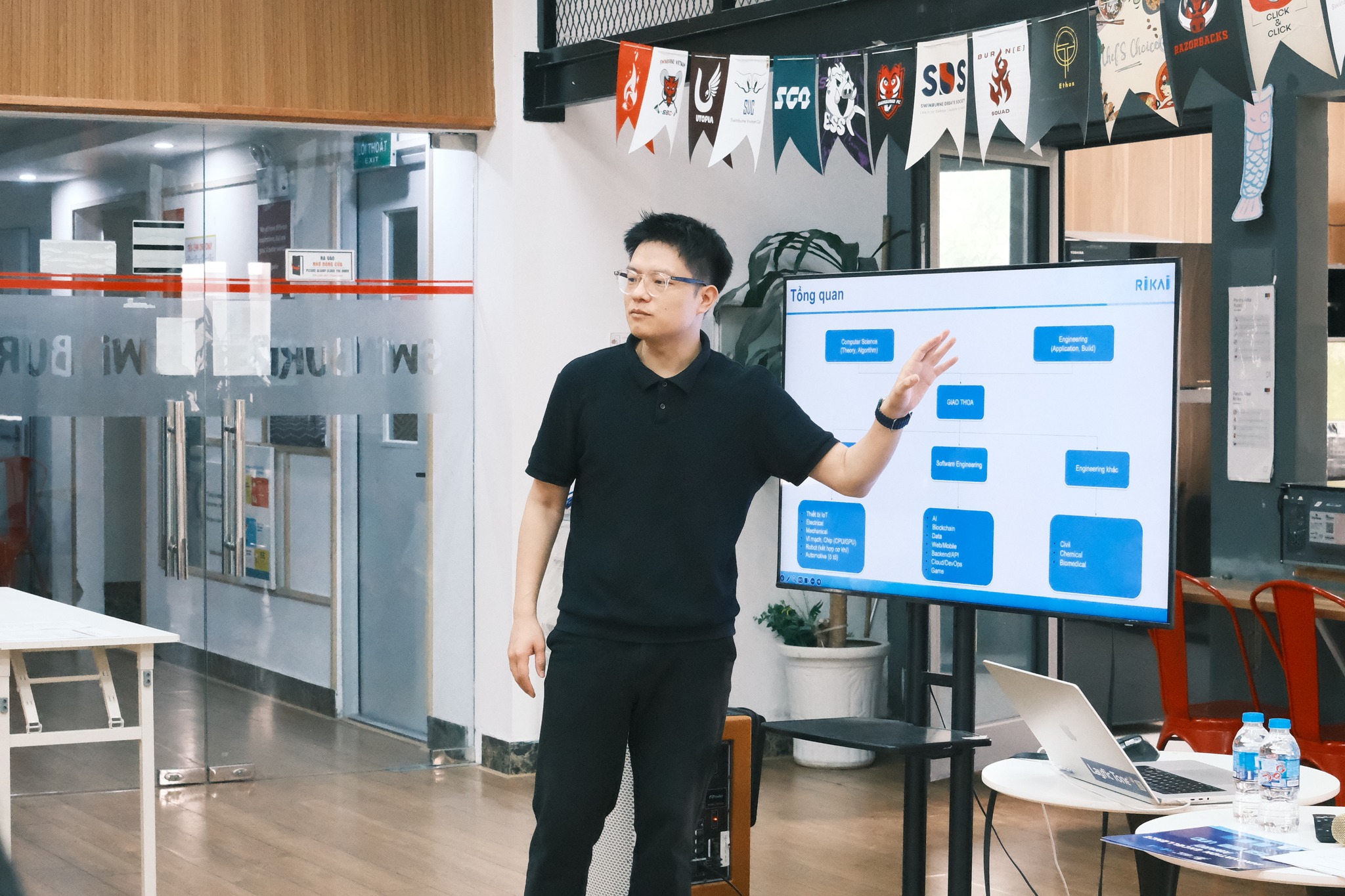 Đô Trịnh Software làm speaker tại STEM Exploration Day - Swinburne Vietnam