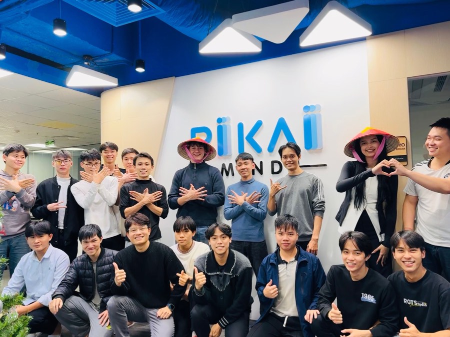 Đội ngũ Rikai cùng học viên quốc tế chụp ảnh tại văn phòng