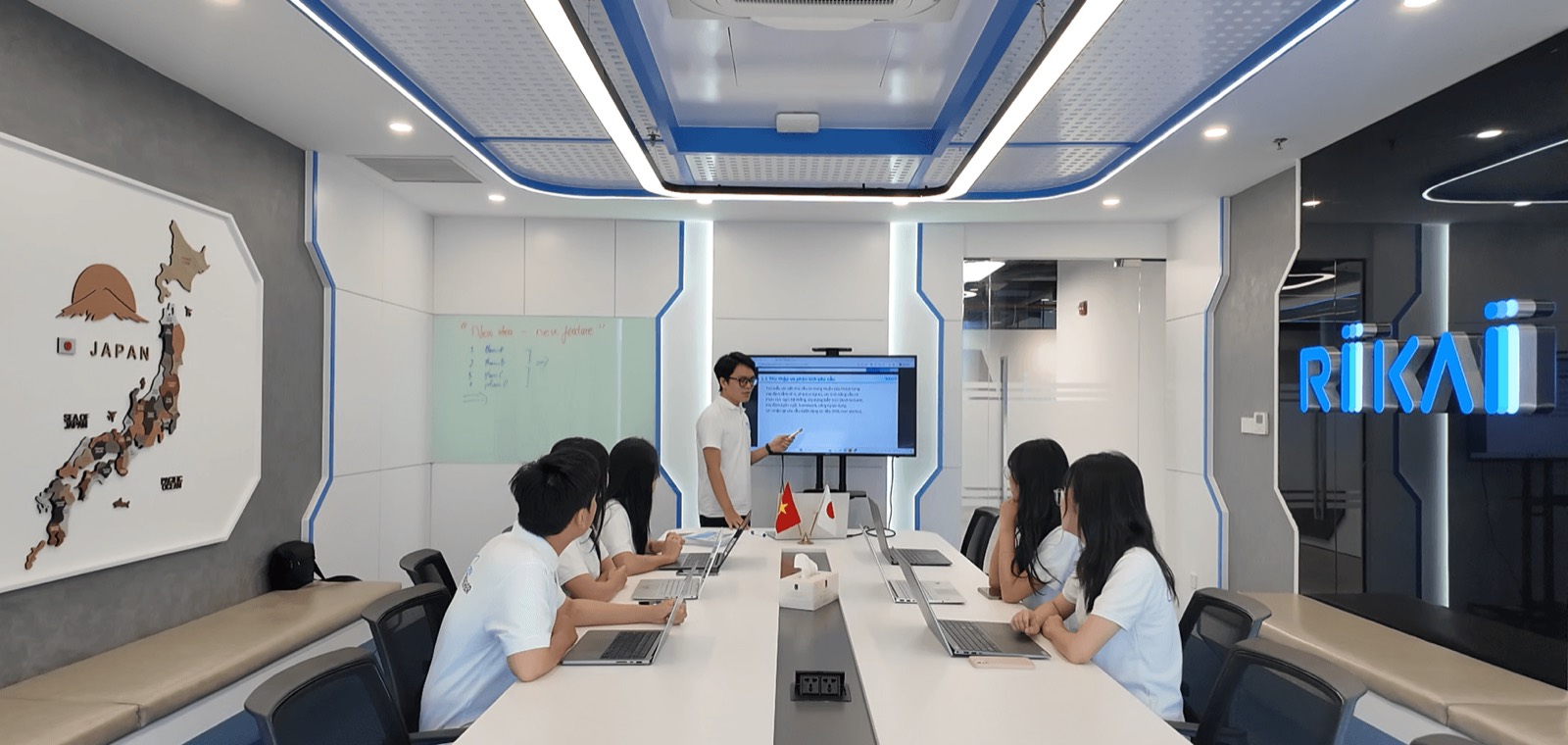 Buổi làm việc tại văn phòng Rikai với bản đồ Nhật Bản trên tường