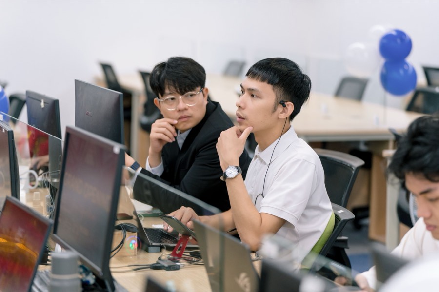 Kỹ sư làm việc cùng nhau trước màn hình tại văn phòng