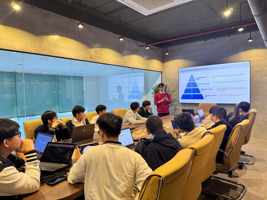 Buổi đào tạo với slide lộ trình học hỏi kinh nghiệm thực tế